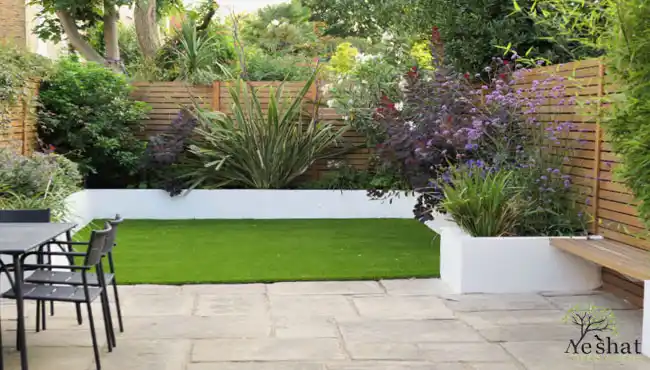 باغ کوچک با کفپوش چمن و حصار چوبی