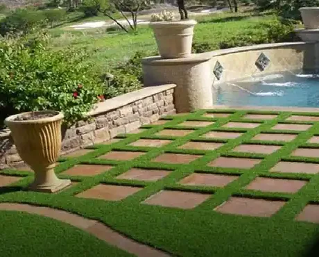 باغی زیبا که در کنار استخر کفپوشی با چمن و موزاییک کار شده