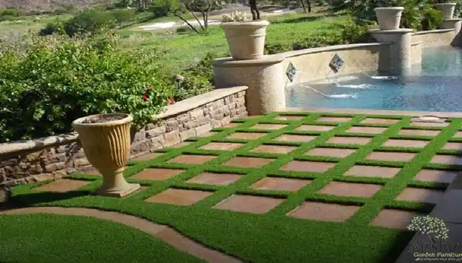 باغی زیبا که در کنار استخر کفپوشی با چمن و موزاییک کار شده