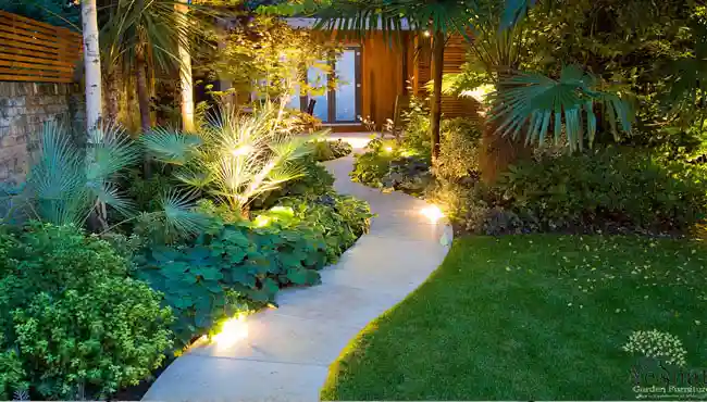 نورپردازی درختان باغ با راهرو در وسط و اتاقی در انتها