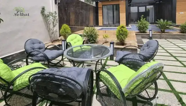 ست ۶ نفره صندلی باغی نو در حیاط ویلای سرسبز با روکش تشک سبز و مشکی با قیمتی نزدیک به ست ۶ نفره صندلی باغی دست دوم
