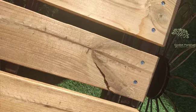 صندلی باغی دست دوم که چوبش شکسته