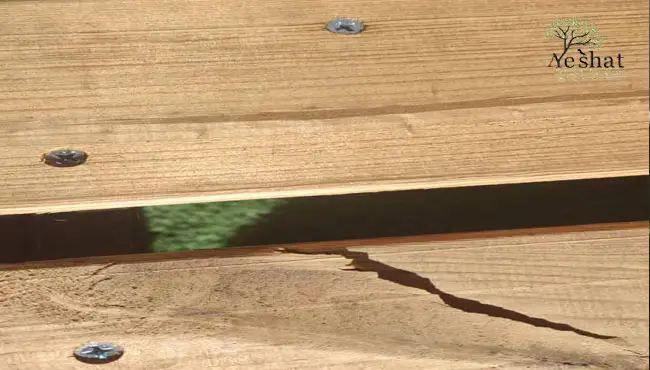 میز و صندلی باغی دست دوم که چوبش شکسته