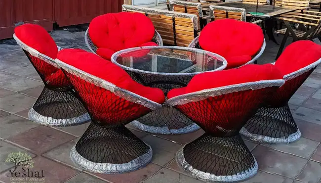میز و صندلی مهتاب مشکی با تشک قرمز جایگزین میز صندلی باغی دست دوم