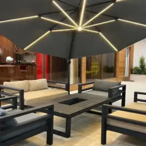 ست ۶نفره میز و صندلی باغی در قم با تشک طوسی و یک سایبان طوسی که در حیاط واقع شده