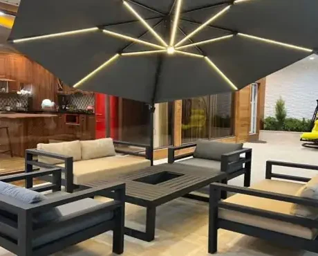 ست ۶نفره میز و صندلی باغی در قم با تشک طوسی و یک سایبان طوسی که در حیاط واقع شده