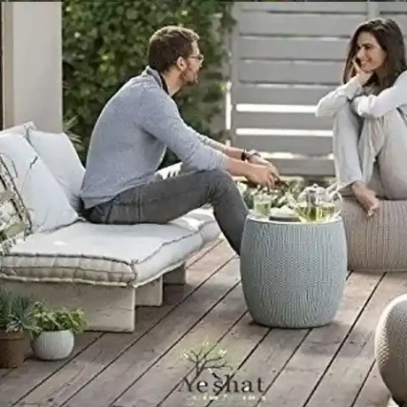 زن و مردی روی صندلی باغی نیاوران روبروی هم نشسته و به هم نگاه می کنند و می خندند