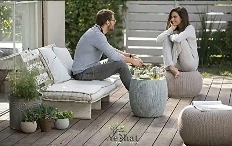 زن و مردی روی صندلی باغی نیاوران روبروی هم نشسته و به هم نگاه می کنند و می خندند