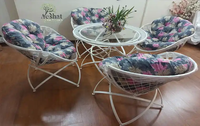 ست ۴ نفره میز صندلی باغی در خانه ای با کفپوش پارکت