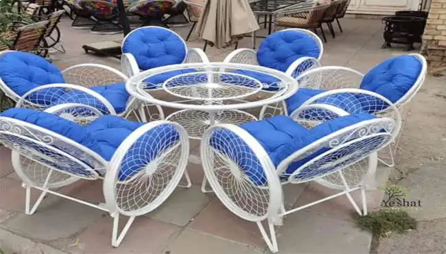 ست میز و صندلی باغی ۶ نفره فلزی سفید با تشک‌های آبی سلطنتی ضخیم و دوخت دار لمسه، مناسب فضای باز | گالری نشاط