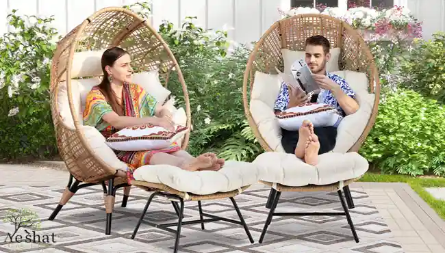 دو عدد تاب ریلکسی با تشک تاب ریلکسی سفید ضخیم، همراه زیرپایی، قرار گرفته در فضای باغ سرسبز. یک خانم با لباس رنگارنگ و یک آقا با تبلت در حال استراحت روی صندلی‌ها |گالری نشاط