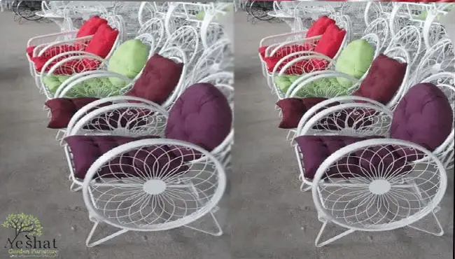 چند صندلی کنار هم با تشک های تکرنگ به رنگهای مختلف بنفش و سبز و قرمز و زرشکی